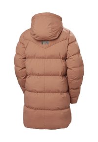 Chaqueta tipo plumón en suave color marrón claro, con capucha, textura acolchada y un acento de logo en la parte trasera con un diseño de costura en forma de chevron distintivo.