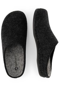 Zwarte vilten slippers met een ronde vorm, grijze binnenvoering en een zwarte rubberen zool. Geen zichtbare bevestigingsmiddelen of patronen.