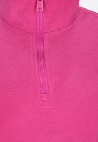 Fleece pullover in helderroze met een halve ritssluiting aan de voorkant en een verhoogde kraag. Zachte textuur met stiksels details en een bijpassende rits.
