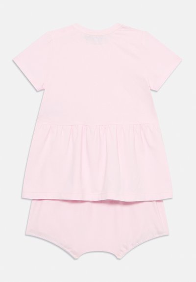 Conjunto de algodão rosa claro com uma blusa de mangas curtas, com cintura franzida, e uma peça inferior combinando com pernas arredondadas.