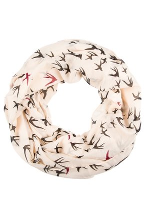 Écharpe infinie beige clair avec motifs d'hirondelles noires et rouges, disposée en forme circulaire lâche.