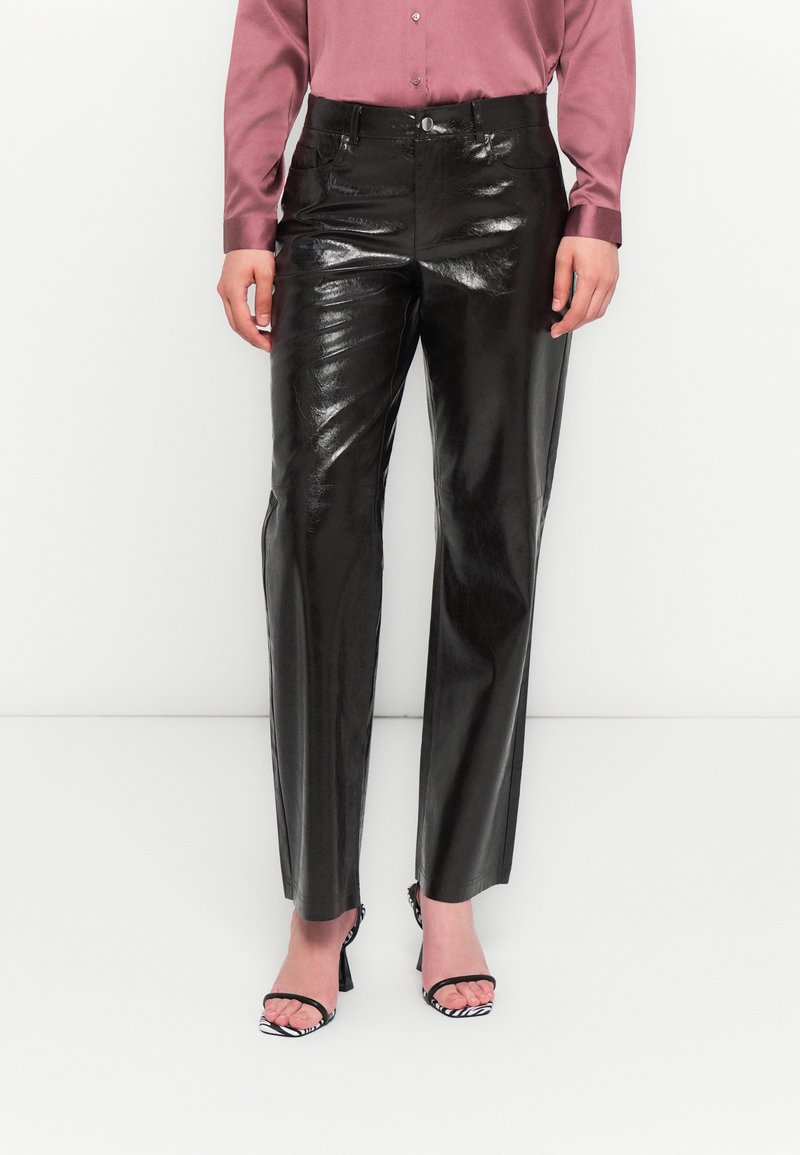 Zwarte faux leren broeken met een glanzende afwerking, met een recht model, voorzakken en een metalen knoopsluiting.
