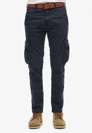 Marine cargobroek met een relaxte pasvorm, voorzien van zijzakken, gestikte details en een leren riem in een bruin tint. Textuurstof.