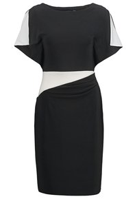 Svart och vit klänning med korta ärmar, med en böjd vit linje över midjan och draperad tygdetalj på kjolen.