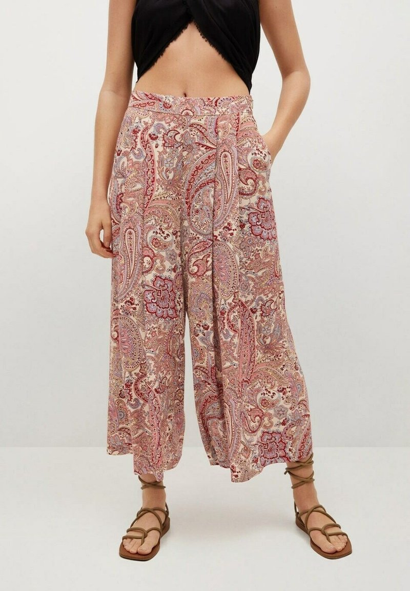 Pantalon léger à jambes larges imprimé paisley avec des tons rouges, bleus et beiges. Comprend des poches et une taille élastique.