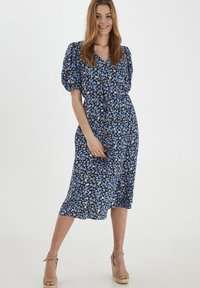 Blumen-Midi-Kleid mit navy Hintergrund und kleinen blauen und grünen Blumen, Puffärmeln und einem taillierten Gürtel für eine schöne Silhouette.