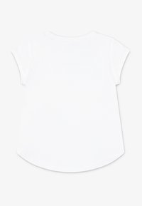 Vit T-shirt med korta ärmar, rund halsringning och rundad fåll. Tillverkad av slätt tyg utan synliga mönster eller detaljer.