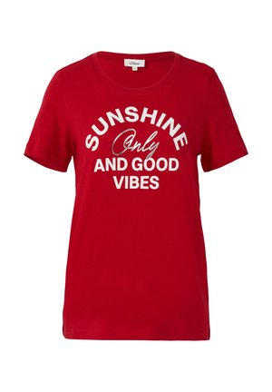 T-shirt en coton rouge à manches courtes et col rond, avec du texte blanc et argenté indiquant "SUNSHINE Only AND GOOD VIBES."