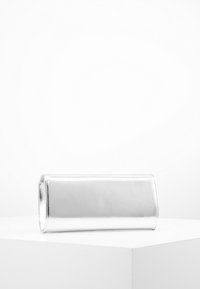 Stříbrná metalická psaníčko s elegantním obdélníkovým designem a hladkým povrchem. Obsahuje zaoblené hrany a žádné viditelné kovové prvky.