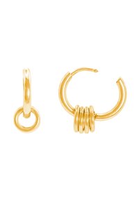 Orecchini ad anello in oro con una finitura liscia, uno con un design ad anello semplice e l'altro con tre anelli testurizzati al centro.