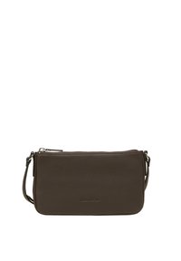 Dunkelbraune Leder-Crossbody-Tasche mit Reißverschluss, flachem Design, dünnem verstellbarem Gurt und geprägtem Branding auf der Vorderseite.