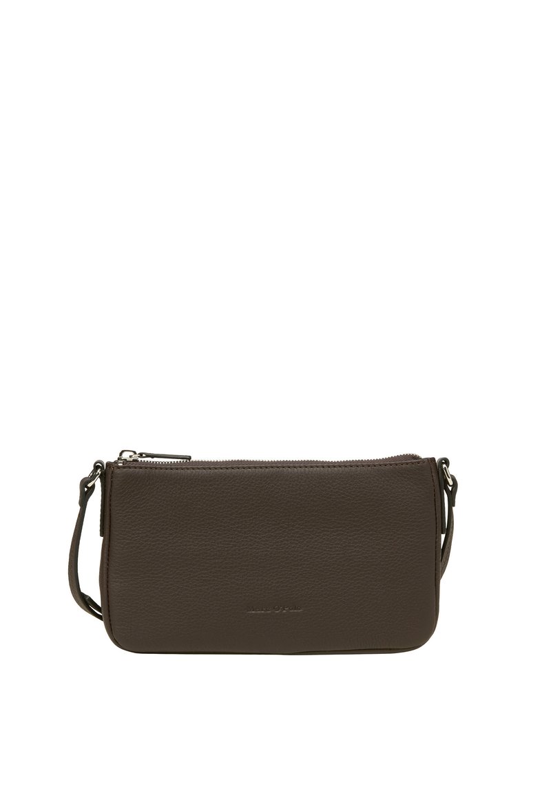 Dunkelbraune Leder-Crossbody-Tasche mit Reißverschluss, flachem Design, dünnem verstellbarem Gurt und geprägtem Branding auf der Vorderseite.