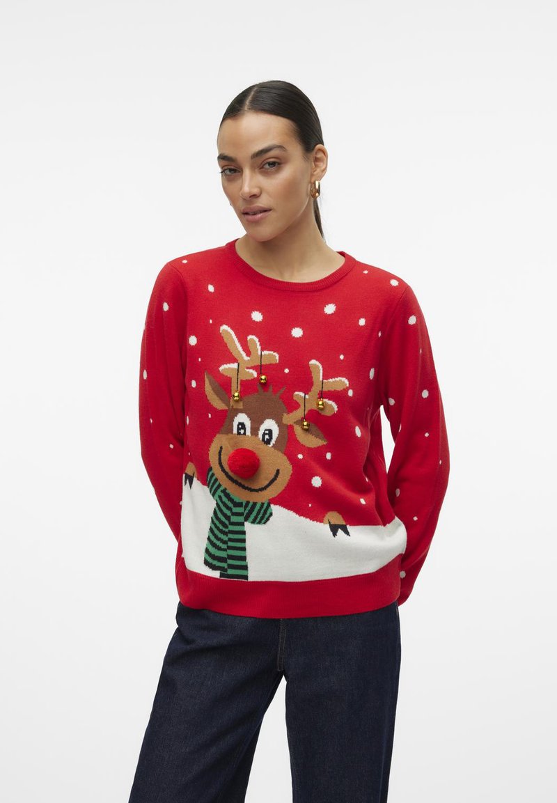Rød julesweater med hvite prikker, med et reinsdyrdesign med rød nese og grønnstripet skjerf, laget av strikkemateriale.