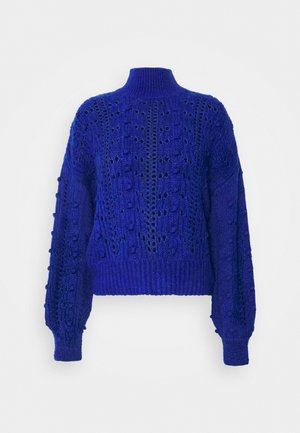 Gestribener Pullover in tiefem Blau mit hohem Kragen, übergroßen Ärmeln und durchgehend durchbrochenen Details am Körper und an den Ärmeln. Texturierter Stoff.