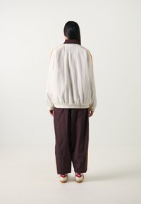 adidas Originals TRACK TOP - Casaco de treino - off white/shadow brown