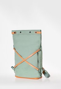 Zaino verde e beige con design a roll-top, realizzato in materiale liscio e resistente. Presenta spallacci incrociati, una tasca frontale e una base rinforzata.