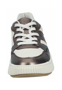 Sneaker bianco con accenti bronzi, pannello laterale testurizzato, punta rotonda, suola piatta e lacci tono su tono. Presenta dettagli cuciti e collo imbottito.