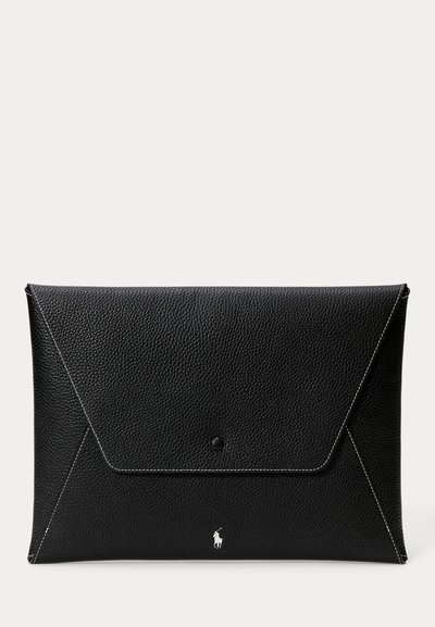 Schwarze, strukturierte Leder-Clutch mit Knopfverschluss und kleinem weißen Polo-Spieler-Logo, zentriert nahe dem unteren Rand.