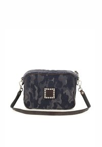 Borsa in tessuto a motivo mimetico blu navy, di forma rettangolare, con chiusura a zip, borchie argentate e tracolla rimovibile.