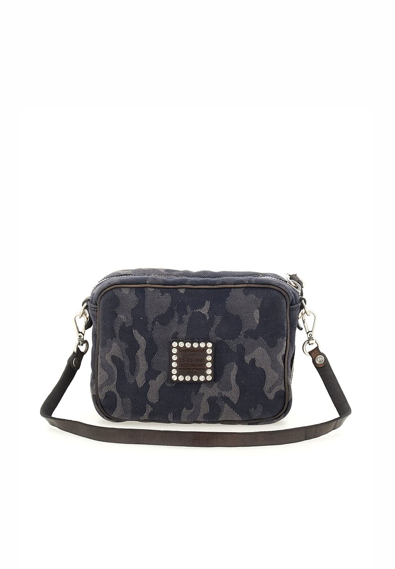 Borsa in tessuto a motivo mimetico blu navy, di forma rettangolare, con chiusura a zip, borchie argentate e tracolla rimovibile.