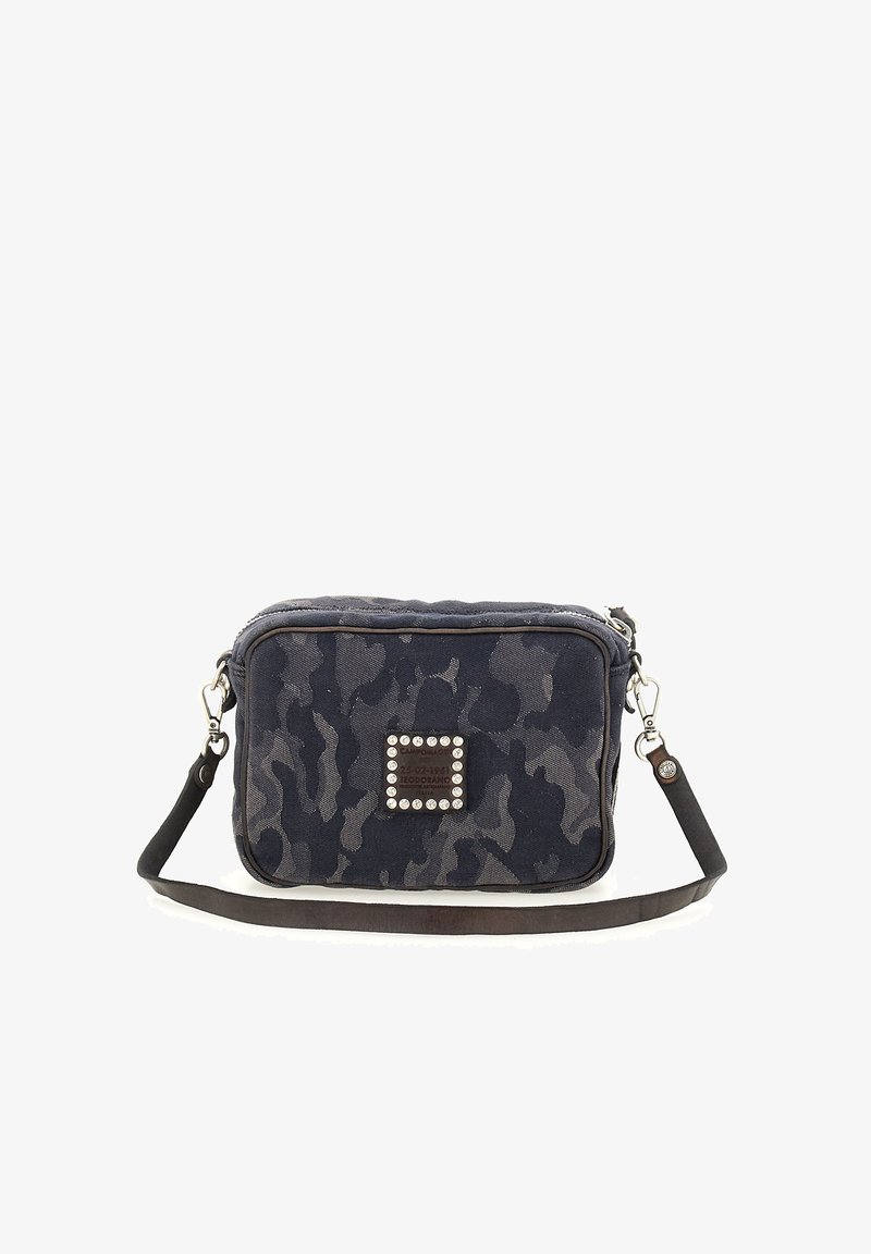 Borsa in tessuto a motivo mimetico blu navy, di forma rettangolare, con chiusura a zip, borchie argentate e tracolla rimovibile.