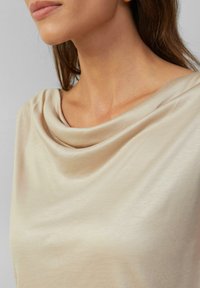 s.Oliver BLACK LABEL AUS GLÄNZENDER MIT WASSERFALL-AUSSCHNITT - T-shirt print - beige