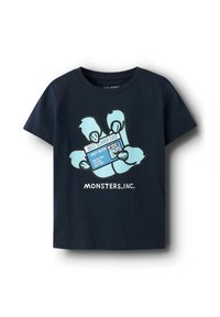 Tumši jūras zila kokvilnas t-krekls ar gaiši zilu multfilmu briesmoņu naga, kas tur karti ar tekstu, zem kura rakstīts "MONSTERS, INC." baltā krāsā.