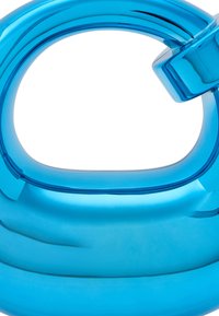 Blå genomskinlig plastobjekt med rundad, slät design och ett öppet handtag. Ytan är glänsande med minimalt med detaljer.