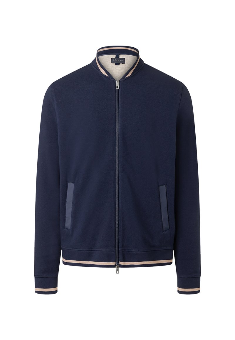 Giacca zip-up blu navy realizzata in tessuto morbido, con colletto a coste, polsini a bande a contrasto e tasche laterali. Design semplice con accenti minimi.