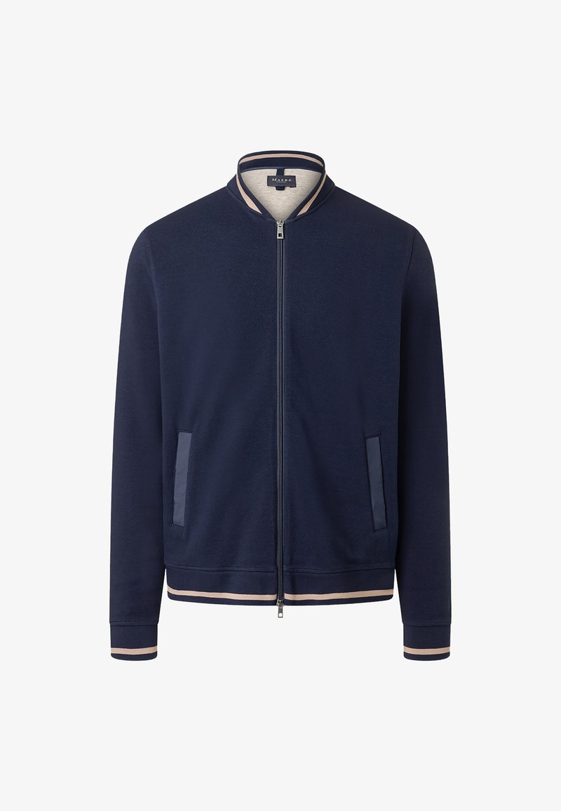 Chaqueta de punto azul marino, hecha de una tela suave, con cuello acanalado, puños de banda contrastantes y bolsillos laterales. Diseño sencillo con acentos mínimos.