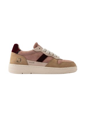 Casual sneaker med beige, pink og bordeaux ruskindspaneler, hvid sål, hvide snørebånd og logodetalje på siden og hælen.