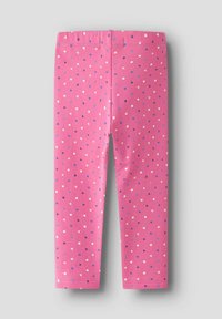 Roze kinderleggings met kleine witte, blauwe en marineblauwe hartpatronen, plat weergegeven op een effen lichtgrijze achtergrond.