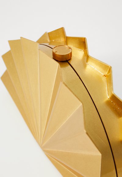 Χρυσό τσαντάκι χειρός με σχέδιο σε σχήμα φτερού, πτυχωτή υφή, μεταλλική φινίρισμα και στρογγυλό κλείσιμο στο επάνω μέρος.