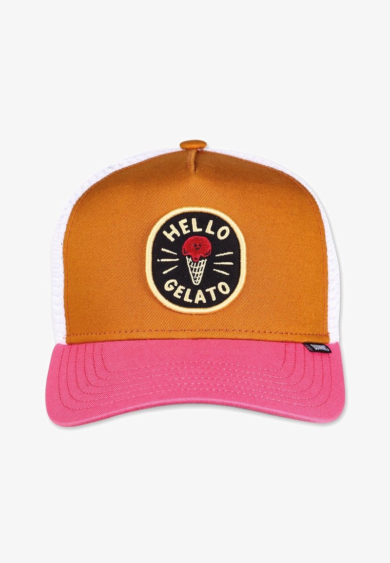 Oranžinė ir rožinė kepuraitė su juodu apvaliu pleistru, ant kurio užrašyta "HELLO GELATO" ir iliustracija su ledų smaigaliu. Tinklinė nugarėlė ir kreivė briauna.