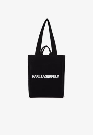 Μαύρη τσάντα ώμου με μακριές και κοντές λαβές, με έντονο λευκό κείμενο "KARL LAGERFELD" στο κέντρο της μπροστινής πλευράς.