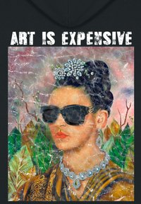 Felpa con cappuccio nera con un ritratto colorato che indossa occhiali da sole, adornato con un copricapo gioiello, una collana e uno sfondo floreale decorativo.