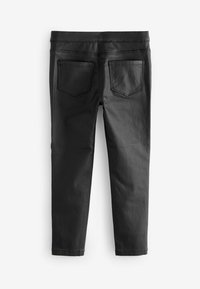 Svarta denimbyxor med en figurnära design, elastisk midja och två bakfickor med ton-i-ton sömnad. Slät yta med en lätt lyster.