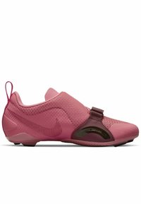 Boty Nike v různých odstínech růžové; síťovaný svršek s hladkou gumovou podrážkou; obsahují sponu na boku a poutko na patě.