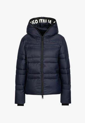 Marine pufferjack met capuchon, voorzien van een gewatteerde textuur, een rits aan de voorkant en zijzakken. Aan de binnenkant heeft het een contrasterende logo-band.
