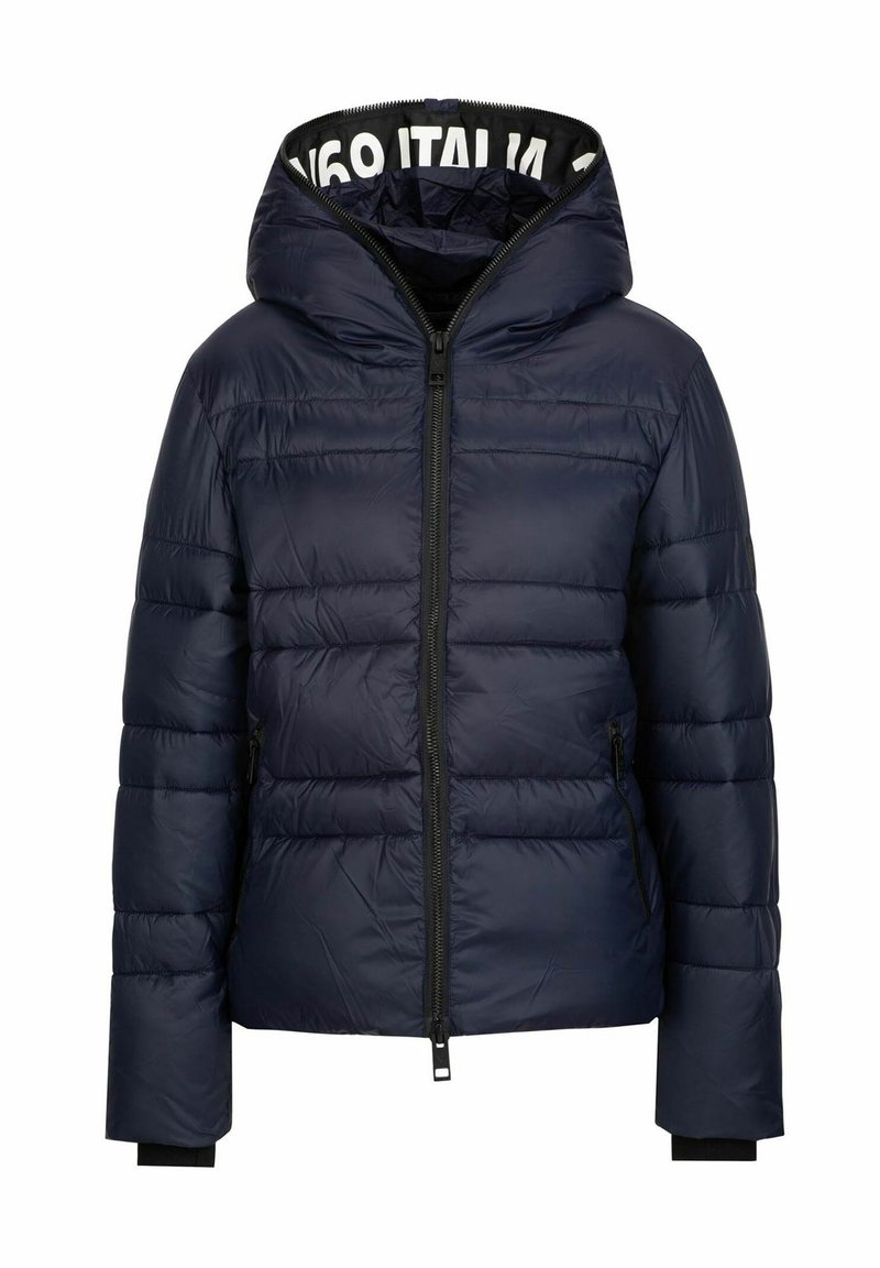 Marine pufferjack met capuchon, voorzien van een gewatteerde textuur, een rits aan de voorkant en zijzakken. Aan de binnenkant heeft het een contrasterende logo-band.