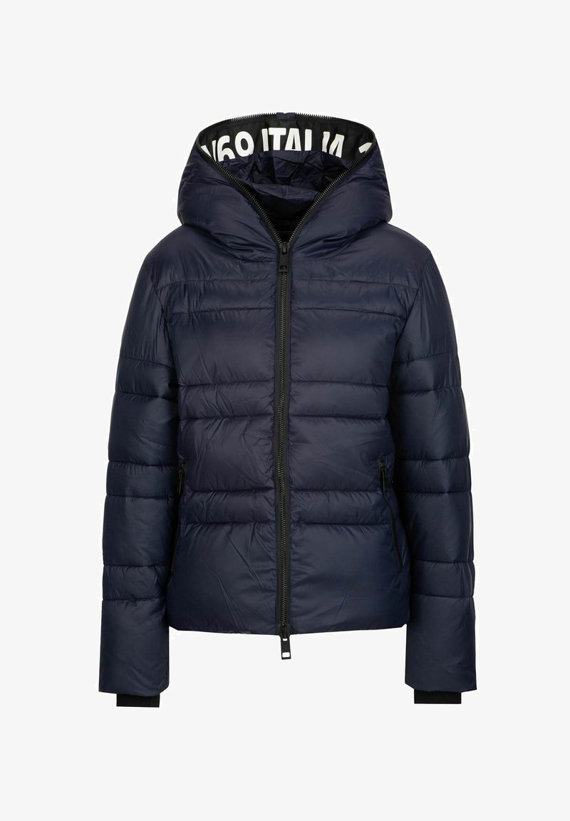 Marine pufferjack met capuchon, voorzien van een gewatteerde textuur, een rits aan de voorkant en zijzakken. Aan de binnenkant heeft het een contrasterende logo-band.
