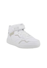 Sneaker bianche alte con tomaia in pelle testurizzata, dotate di una fascia in velcro, lacci e sottili accenti grigi sui lati.