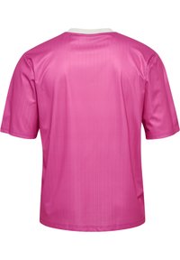 Kortärmad rosa tröja i mjuk textur, med vertikala ränder och vit rund halsringning. Bakifrån visas.