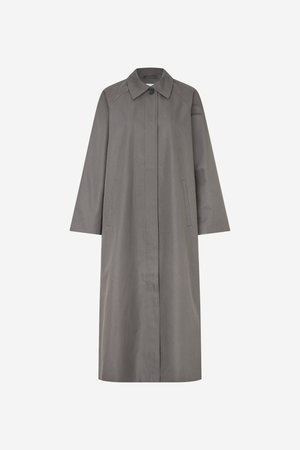 Γκρι παλτό μήκους μέχρι το γόνατο με ίσια γραμμή, μεγάλο γιακά και μακριά μανίκια. Διαθέτει δύο πλαϊνές τσέπες και κλείσιμο με ένα κουμπί. Ομαλή υφή.