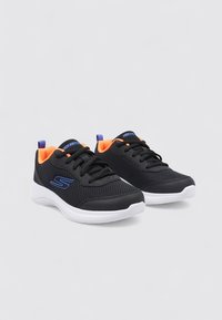 Paar schwarze Skechers-Sneaker aus Mesh mit blauem Logo, orangefarbenem Innenfutter und weißen Sohlen, präsentiert auf einem schlichten hellgrauen Hintergrund.