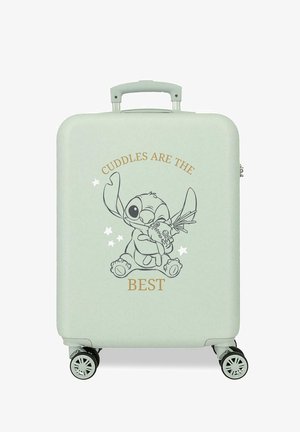Maleta verde claro con una ilustración de Stitch abrazando una muñeca y el texto "Los abrazos son lo mejor" arriba y abajo.