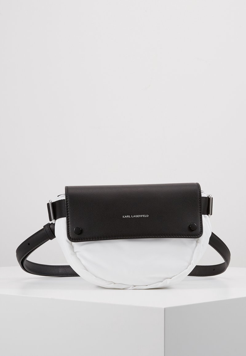 Borsa nera in pelle e tessuto imbottito bianco con forma arrotondata, tracolla regolabile e accessori in argento. Presenta il logo "KARL LAGERFELD".