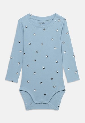 Jasnoniebieskie body niemowlęce z długim rękawem, czarno-białym wzorem piłki nożnej i zatrzaskami na dole i na ramieniu.