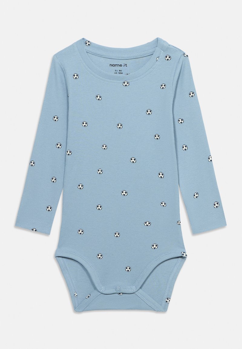 Φωτεινό γαλάζιο βρεφικό φορμάκι με μακριά μανίκια, μαύρο και άσπρο μοτίβο ποδοσφαίρου και κουμπιά στο κάτω μέρος και στον ώμο.