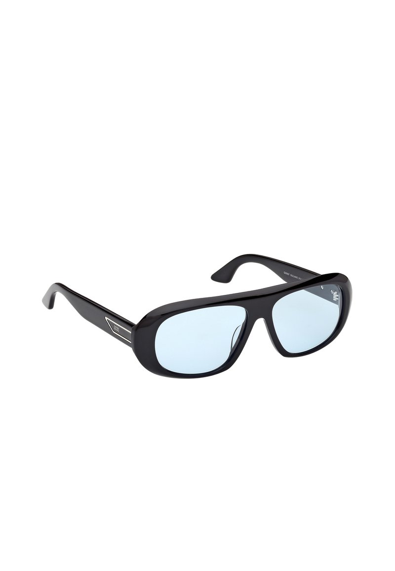 Lunettes de soleil noires au design robuste, avec des verres teintés de bleu, une monture en plastique lisse et de subtiles accents argentés sur les branches.